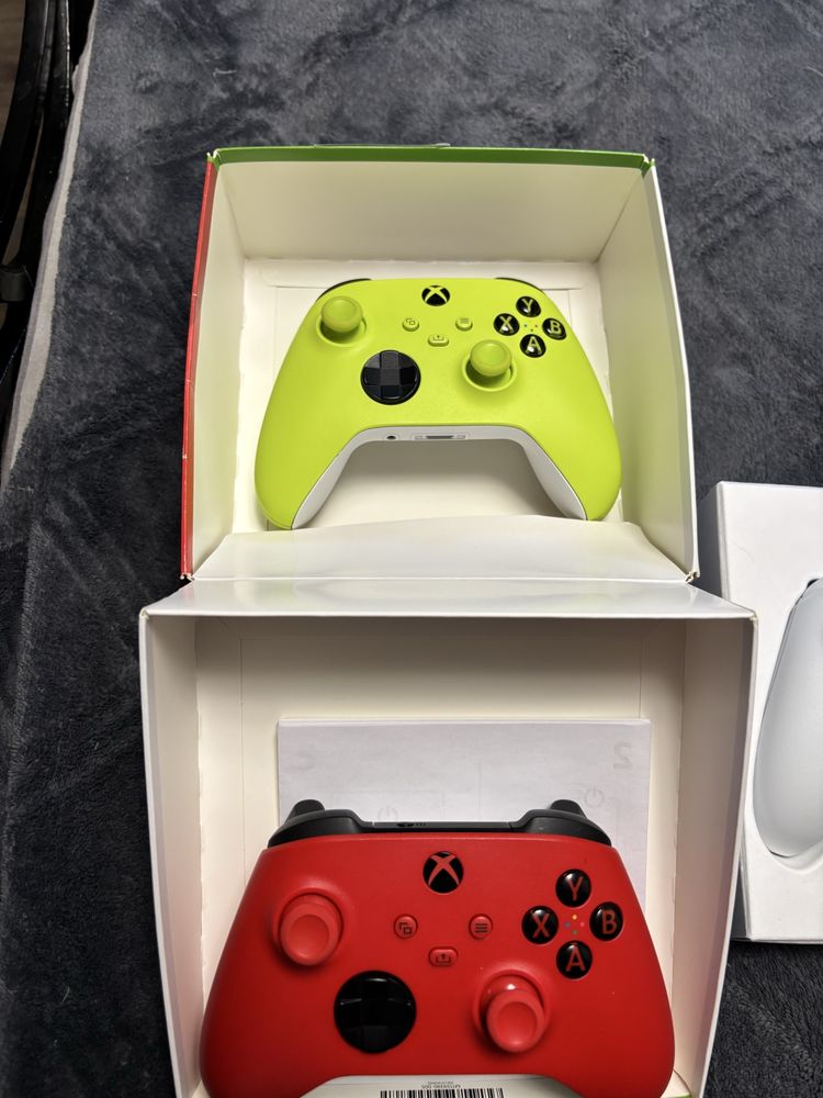 Продам Xbox one S 1 tb и геймпады отдельно