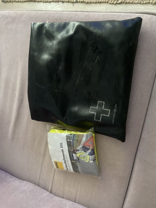 Kamizelka i apteczka pierwszej pomocy