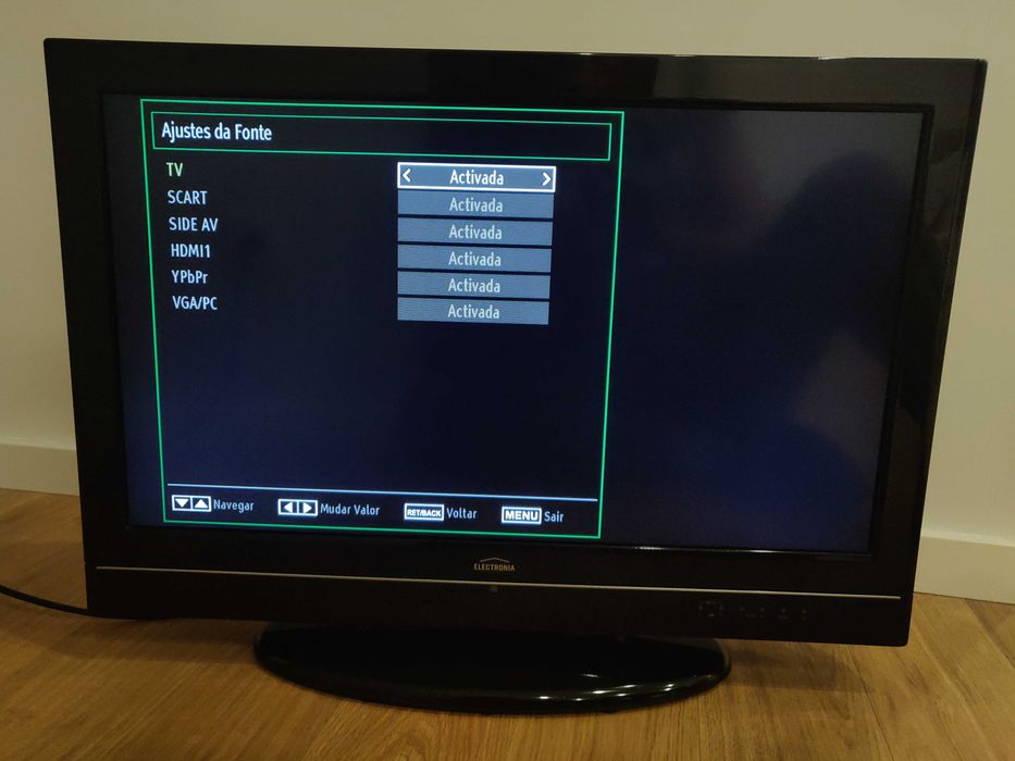TV LCD Electronia 26" HD – HDMI, SCART, VGA – Com pequeno ruído