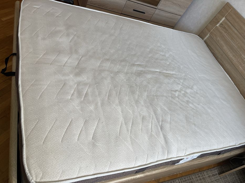 Продам матрас в хорошому стані.140 на 200. Самовивіз!