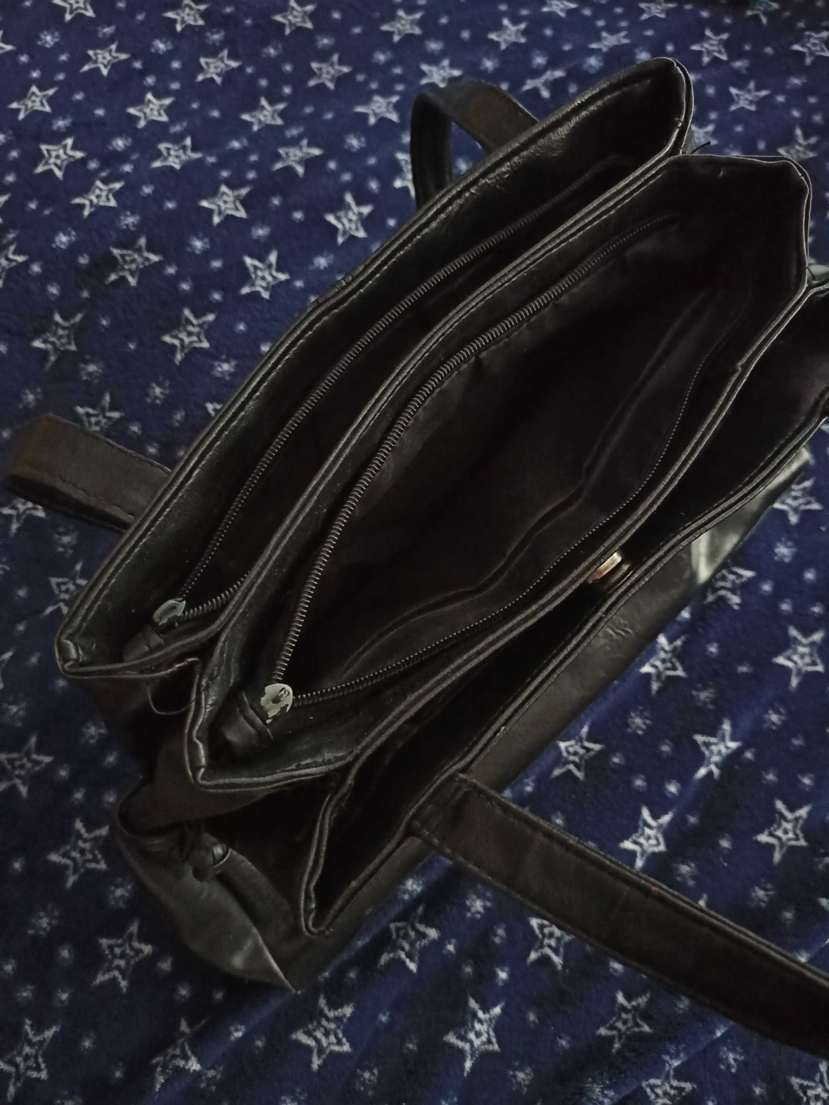 Чорна шкіряна сумочка