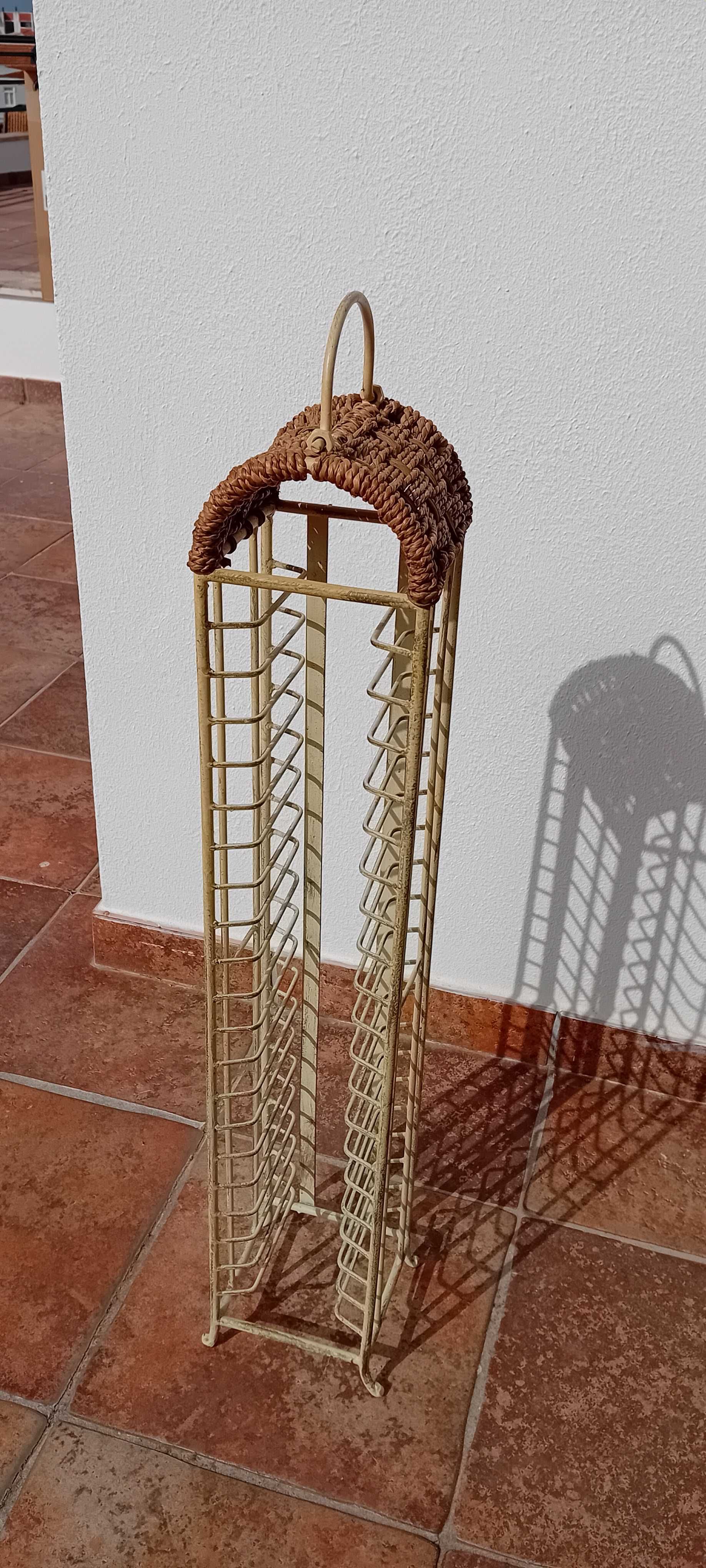 Suporte para cds em ferro pintado e fibra natural