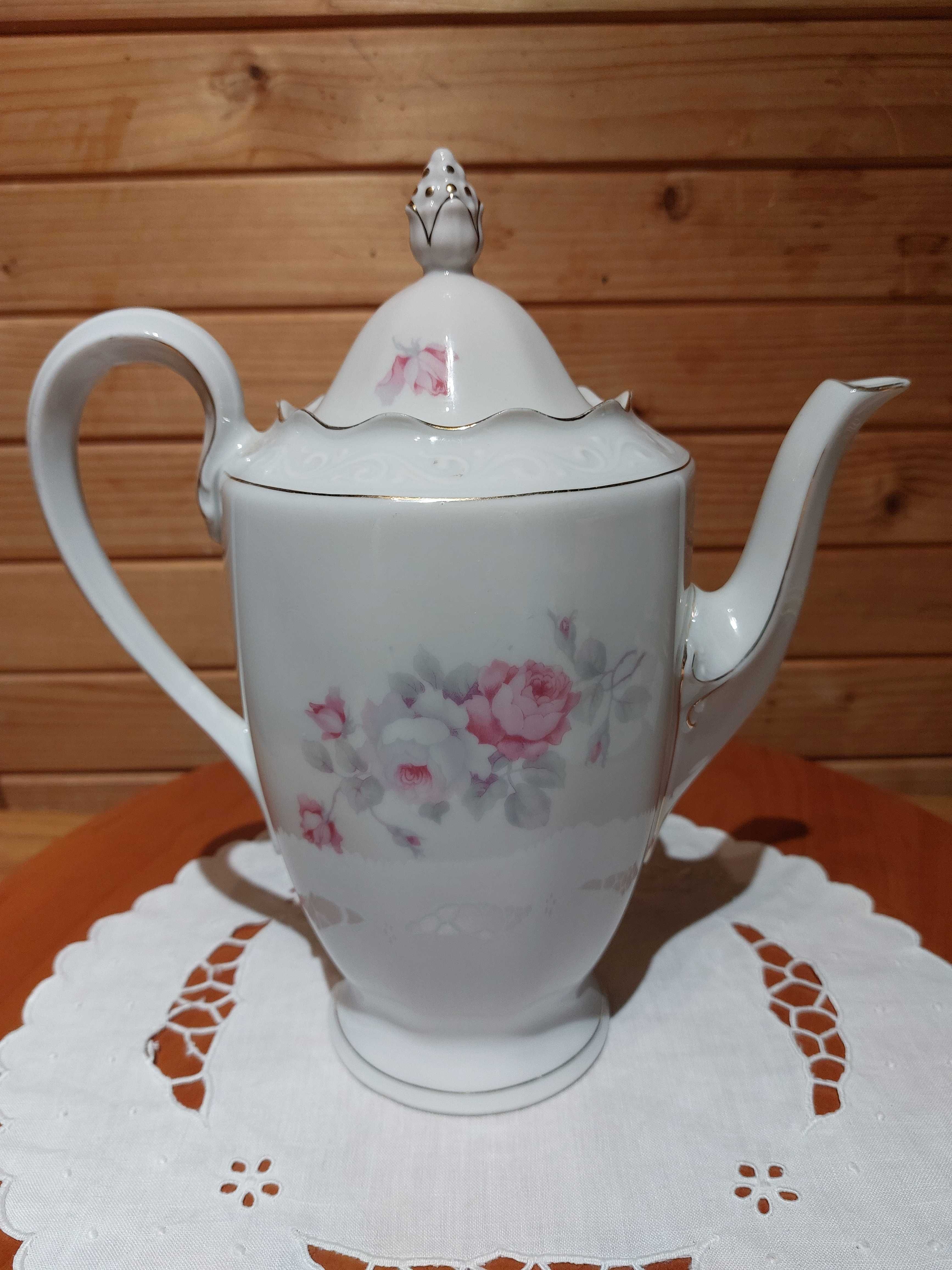 Porcelanowy sygnowany dzbanek do herbaty