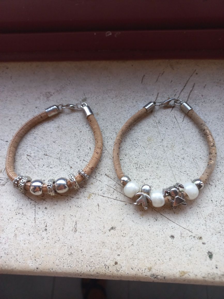 Duas pulseiras  em cortiça,  com aplicações  em metal..