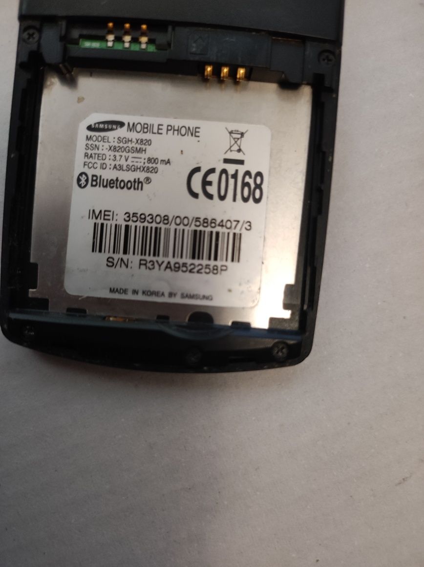 Telefon Samsung z ładowarką