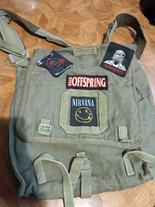 Plecak kostka wojskowy z naszywkami