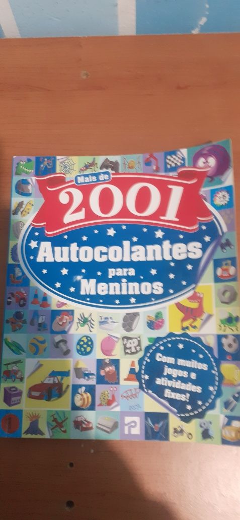 Livro com autocolantes e jogos