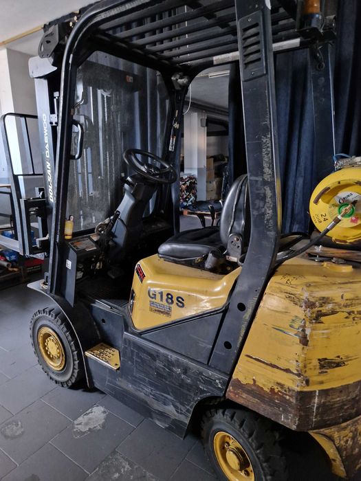 Empilhador Doosan Daewoo a Gás - Triplex.