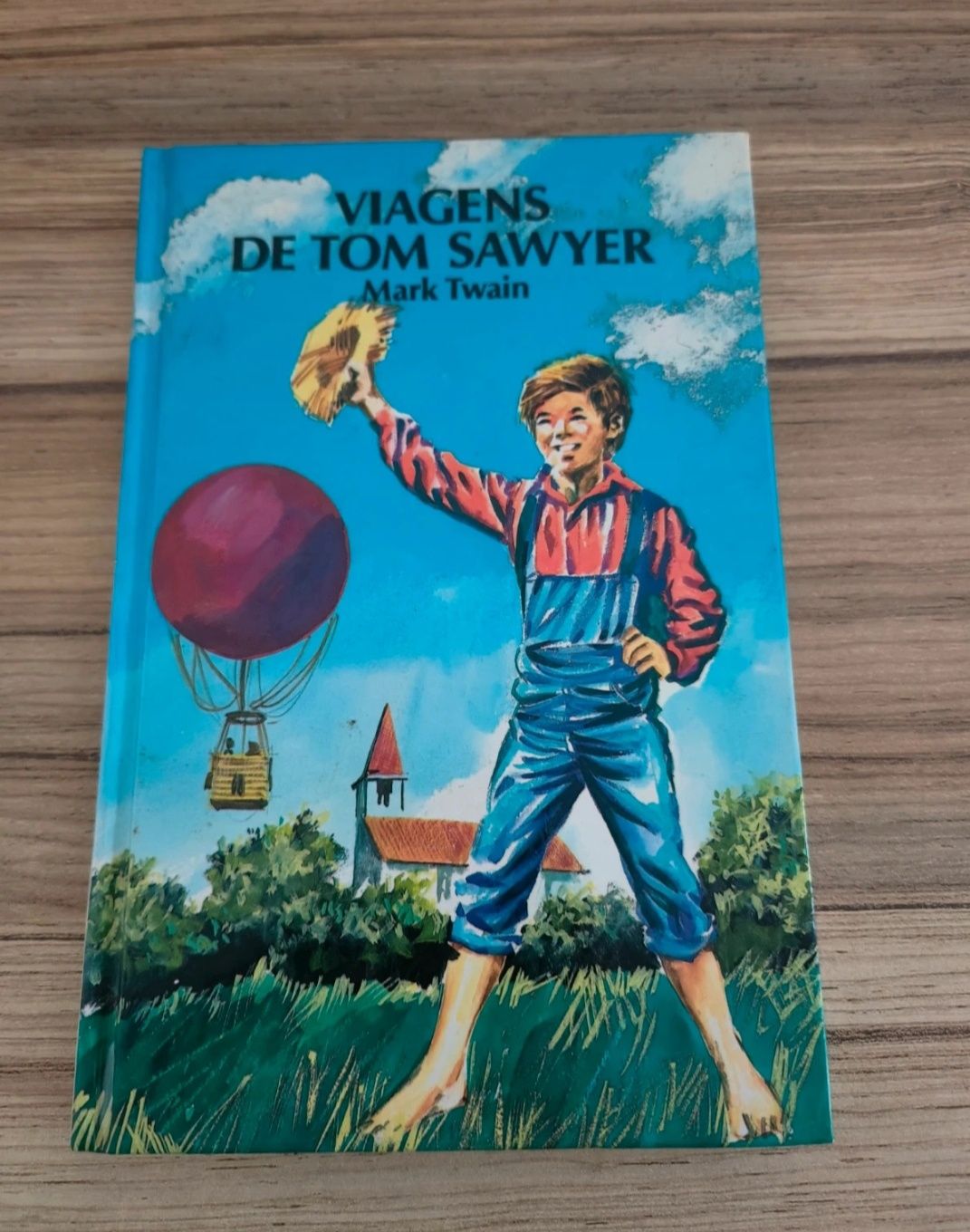 Livro "Viagens de Tom Sawyer"