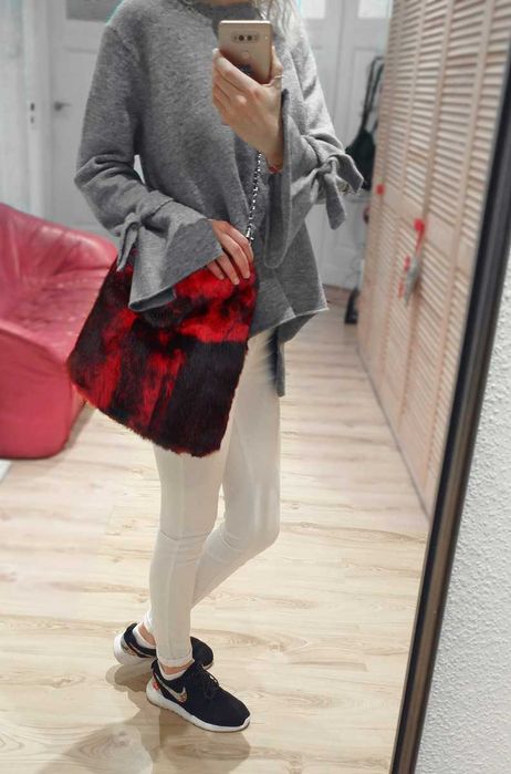 Czerwona torba futrzana