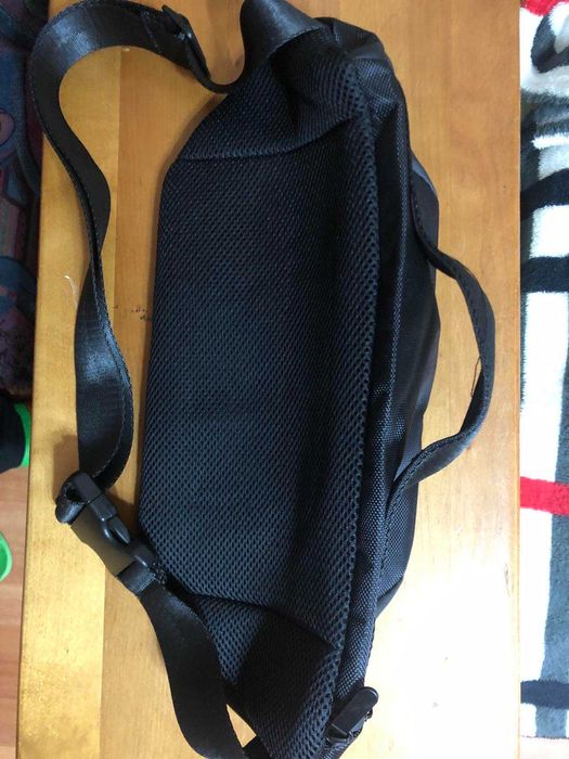 Черная сумка-бананка