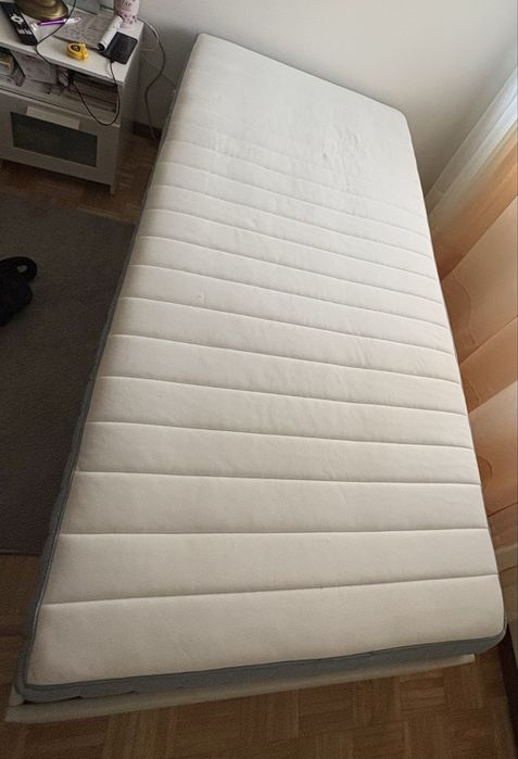 Cama com arrumação e colchão solteiro