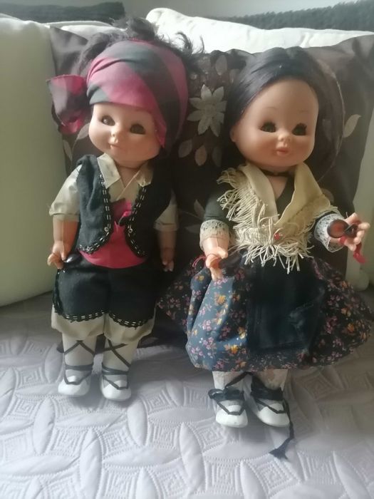 Casal de bonecos vestidos com trajes espanhóis