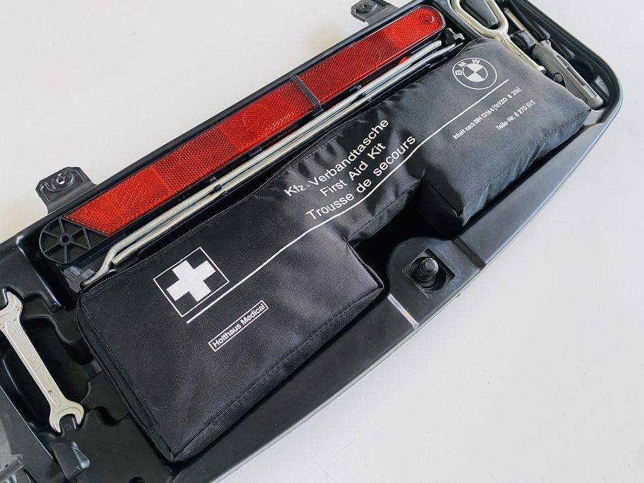 Ніша для Інструментів BMW E60 Викрутка Ключі Аптечка Аварійний Знак