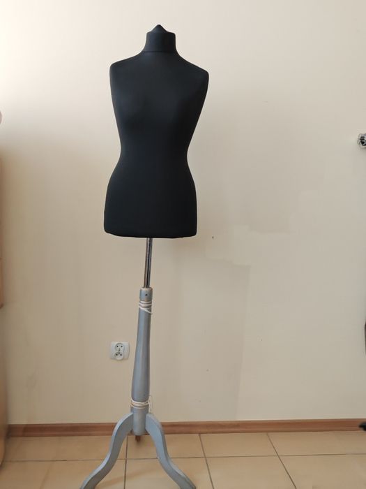 Manekin z drewnianą nogą