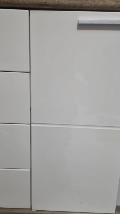 Komoda biała z szufladami