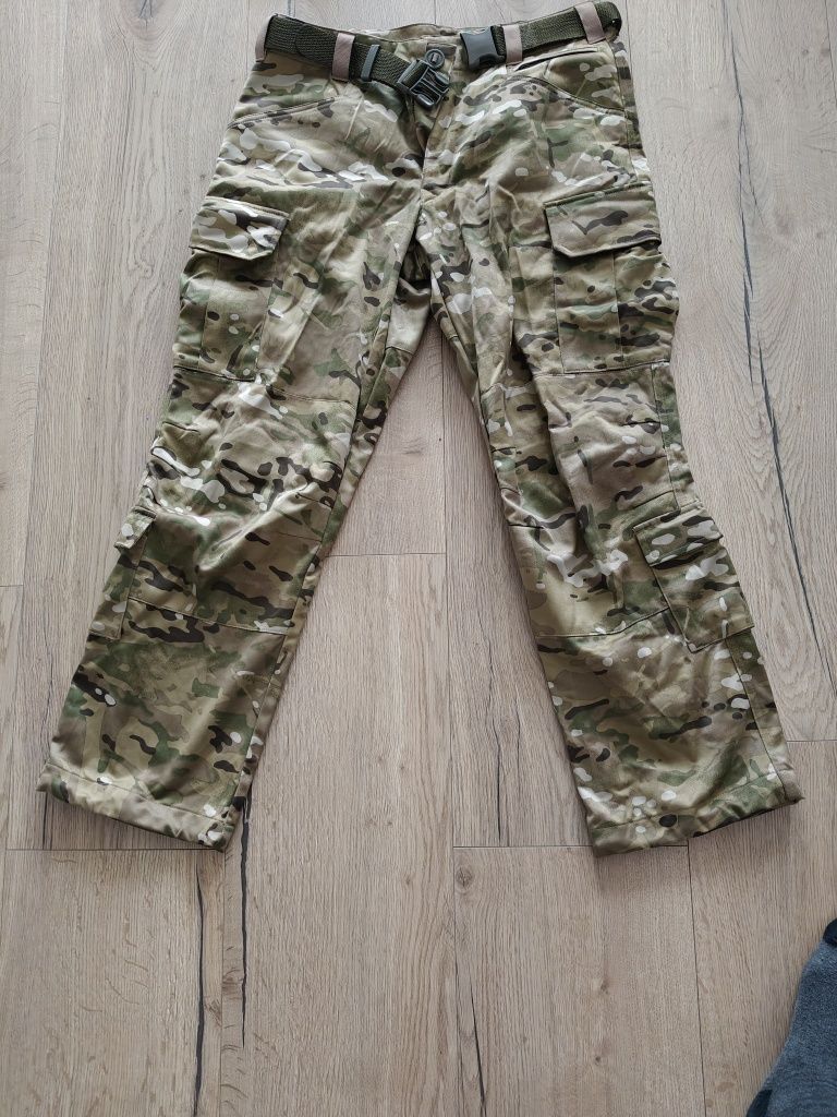 Spodnie w kamuflarzu multicam