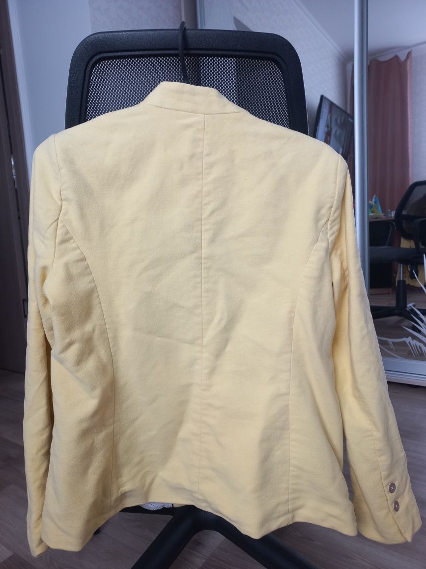 Піджак ніжно-жовтого кольору 44/46 новий
