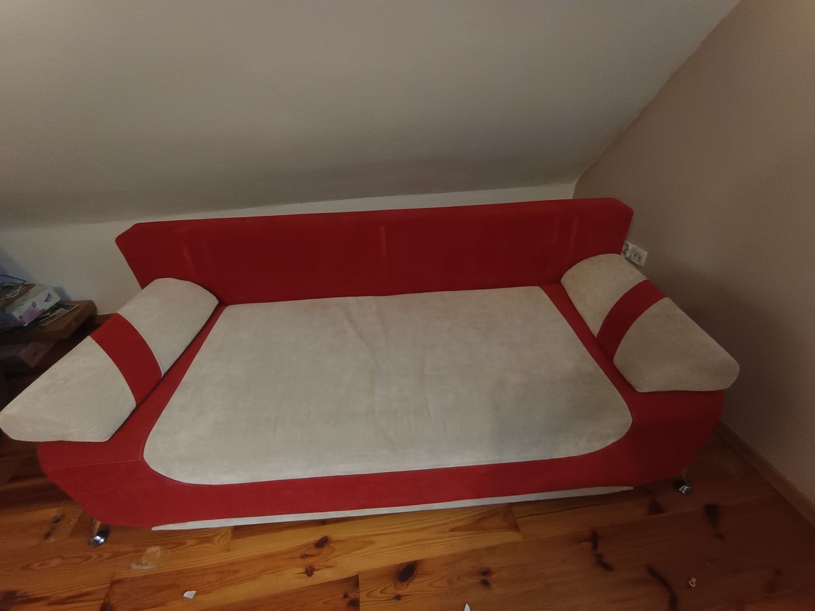 Rozkładana sofa do spania z pojemnikiem na pościel i poduszkami
