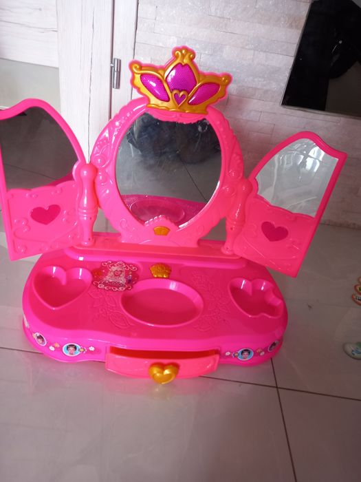 Grajaca i świecącą toaletka z suszarką dla dziewczynki