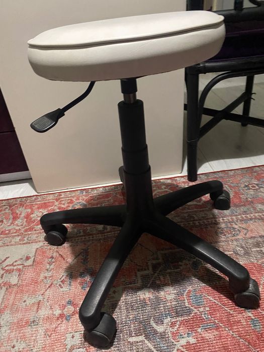 Taboret kosmetyczny solidny firmowy Biomak