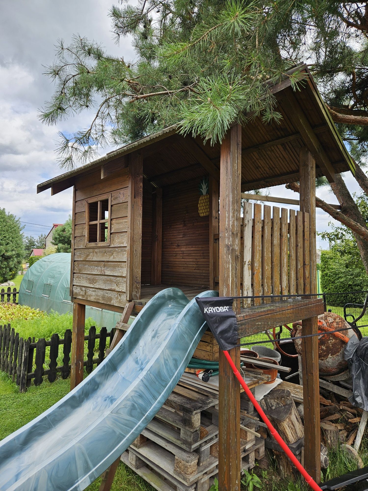 Domek ze zjeżdżalnią