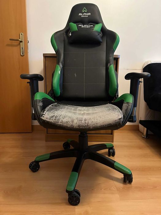 Cadeira de Gaming Alpha com braços e costas ajustáveis