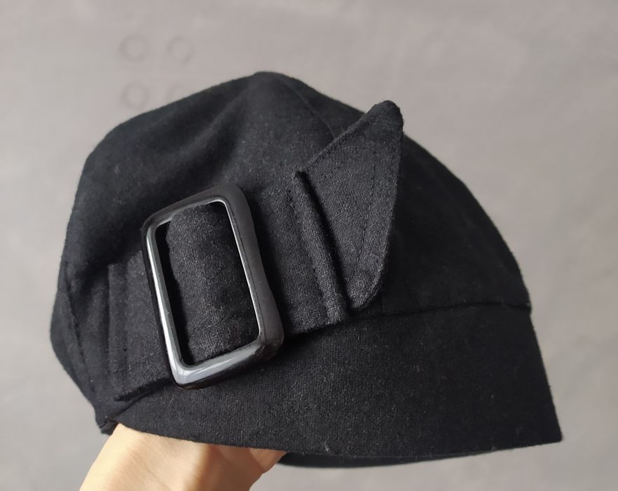 Czarna czapka z dekoracyjną klamrą