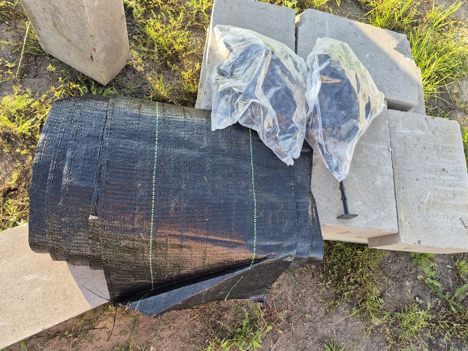 Agrotkanina około 40m x 0.8m plus kotwy