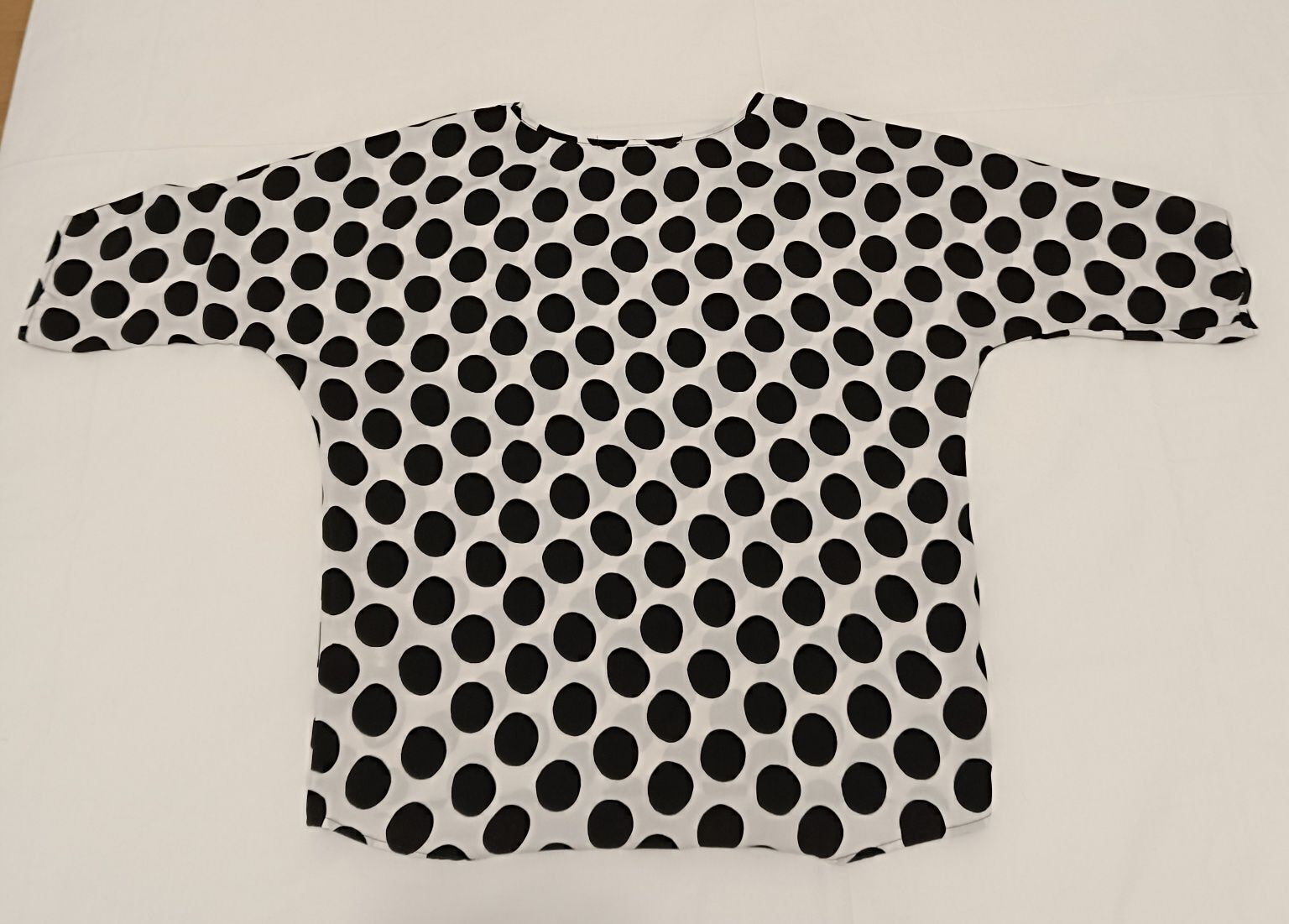 Blusa com manga 3/4, bolas pretas, tamanho XS da Zara