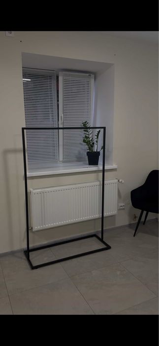 Стійки вішалки рейли для одягу