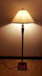 Wysoka lampa z abażurem