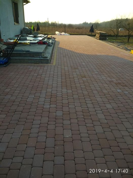 Укладка тротуарной плитки. Укладання тротуарної плитки. Доступные цены