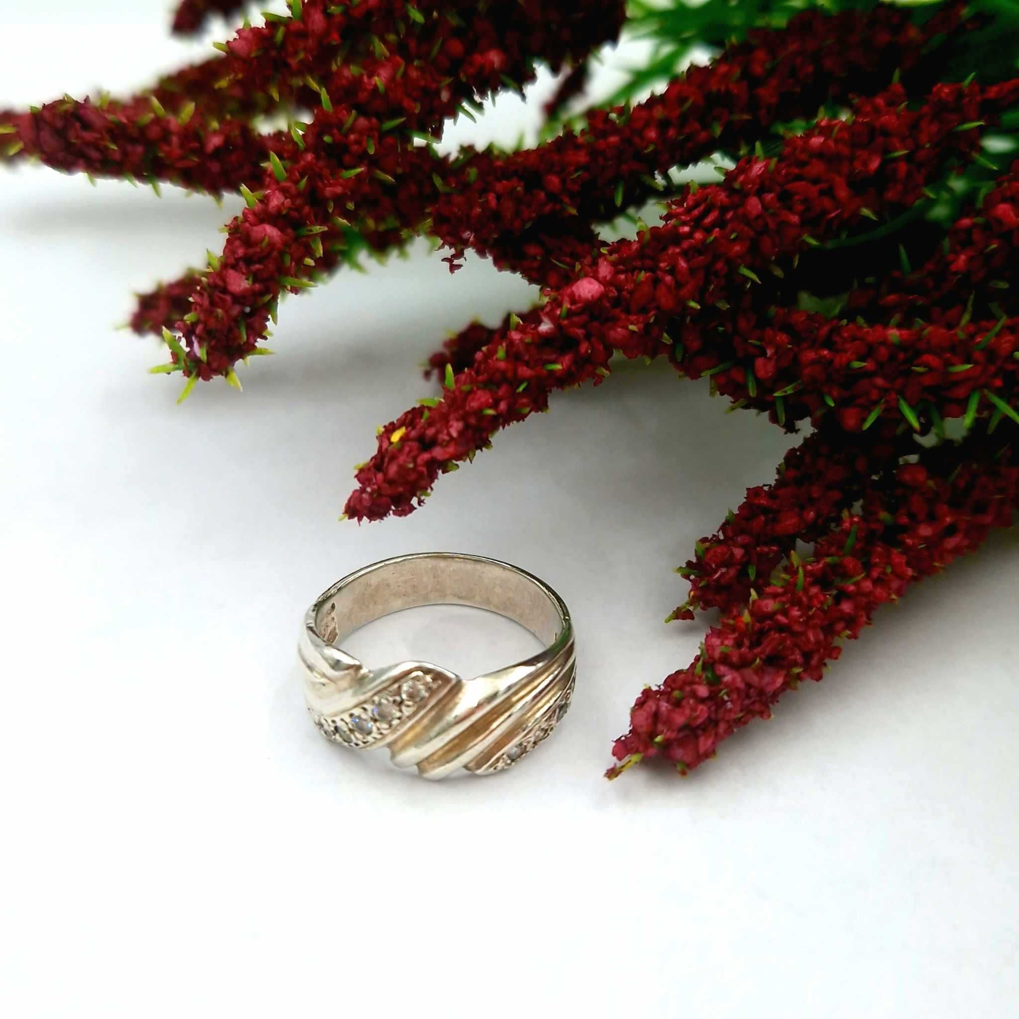 Srebrny damski pierścionek cyrkonie 4,37g pr.925