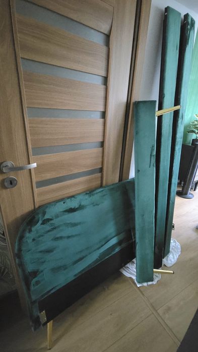 Łóżko 140x200 tapicerowane ze stelażem, na nóżkach, butelkowa zieleń