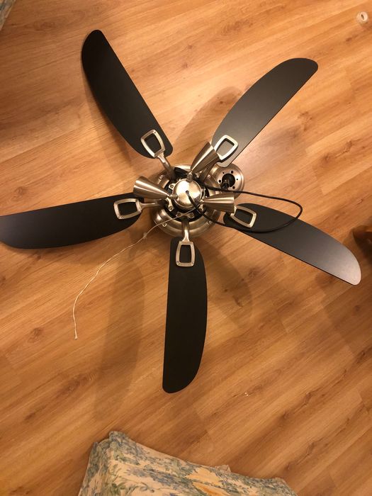 Ventoinha de tecto de cor preta com três luzes