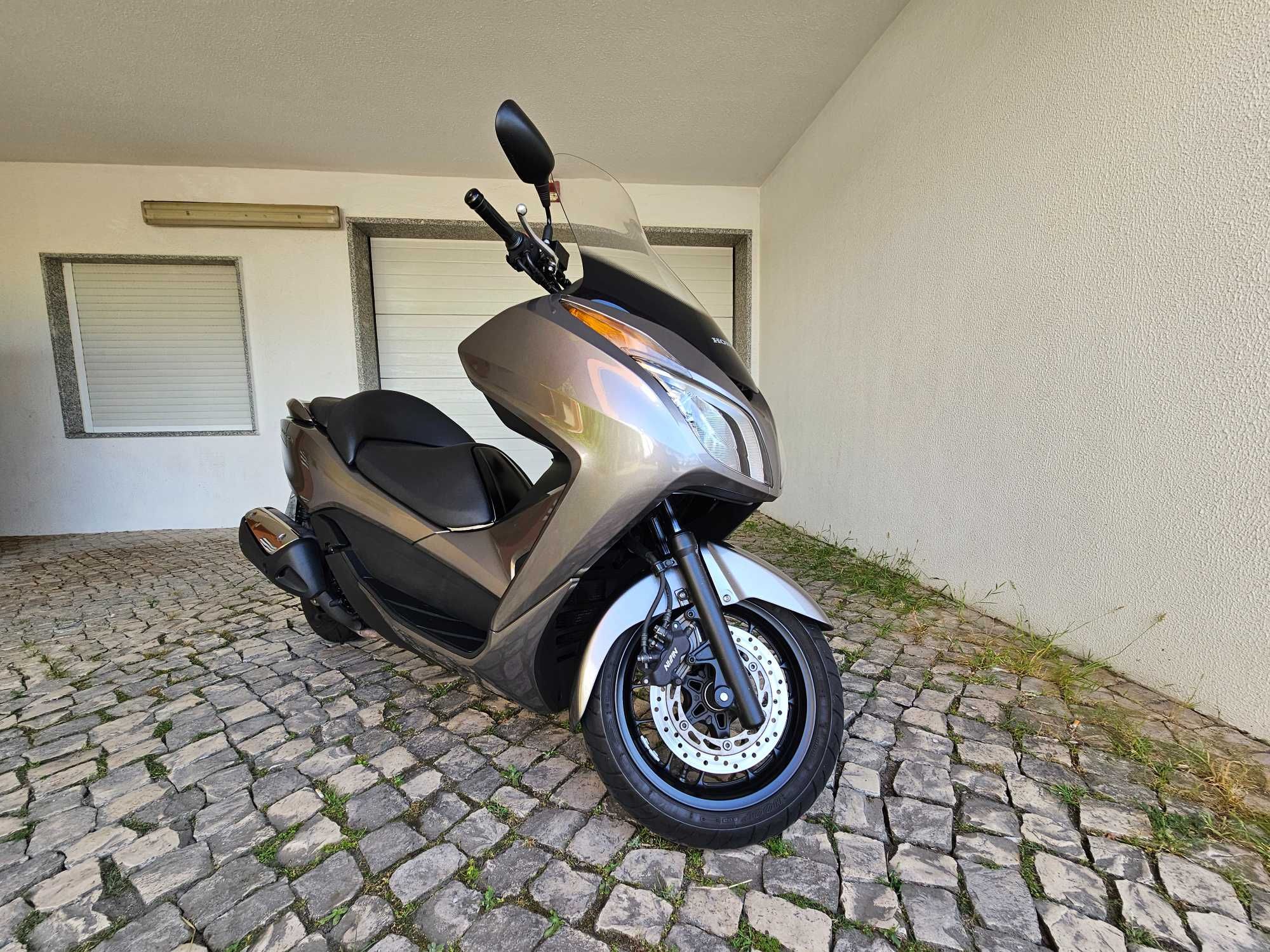 Honda Forza 300 com livro de revisões, de garagem