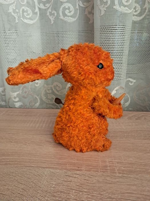 Механический зайчик с морковкой