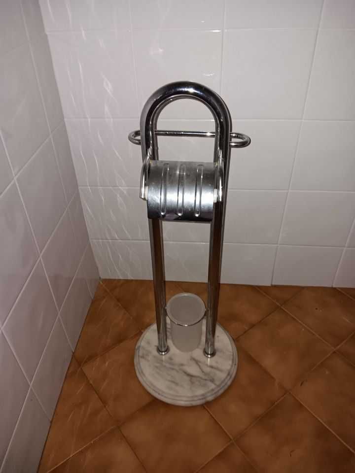 Relógio de parede e outros itens de casa