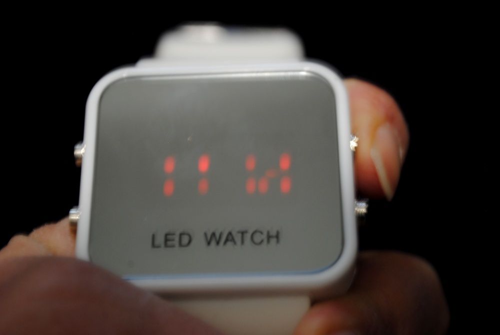 Новые Часы наручные LED Watch белые стильные модные на руку