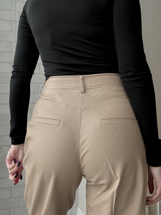 Mango шкіряні бежеві слоучі брюки штани