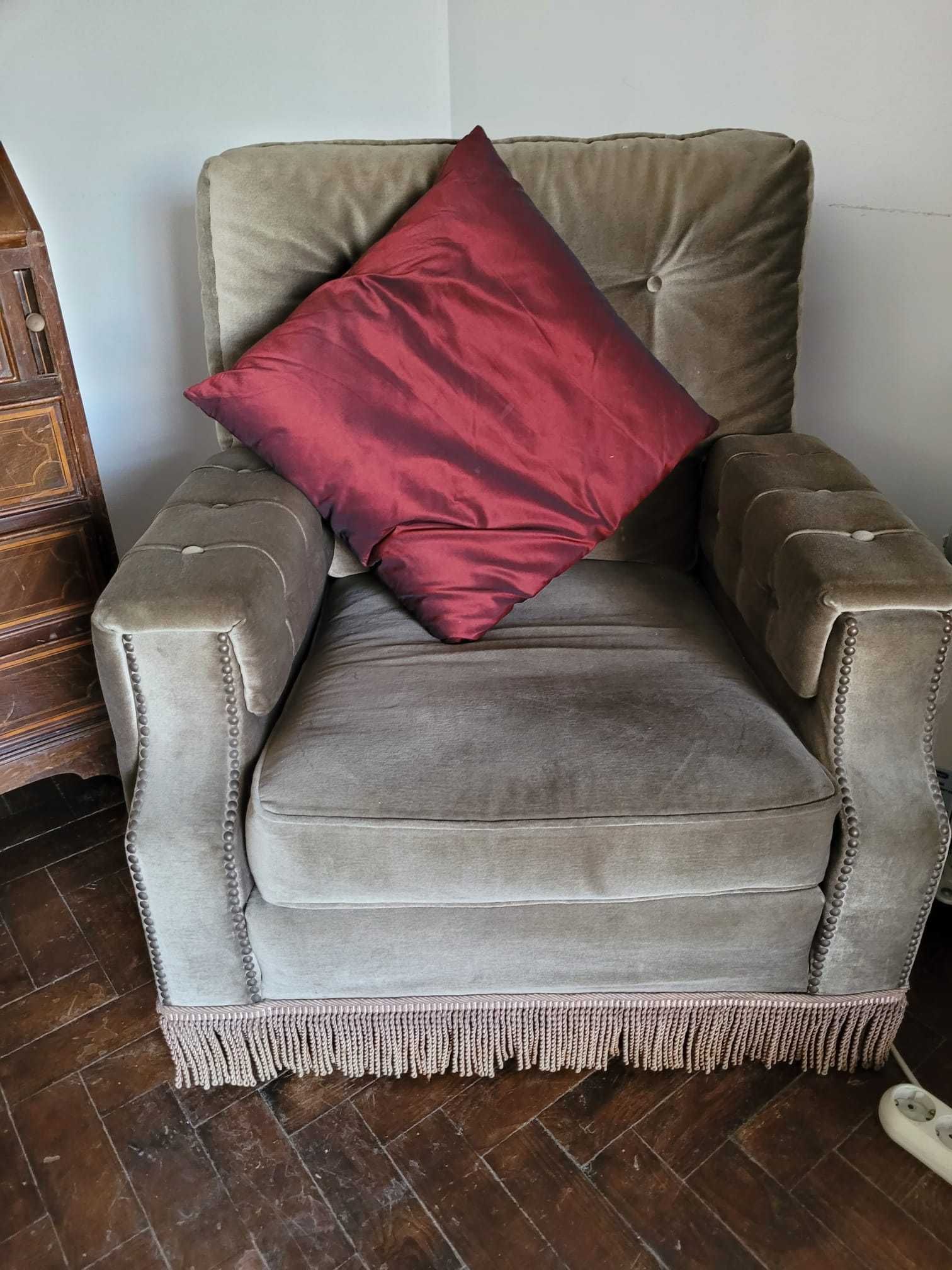 Sofá 3 lugares + 2 caldeirões muito confortáveis. Tudo 90€