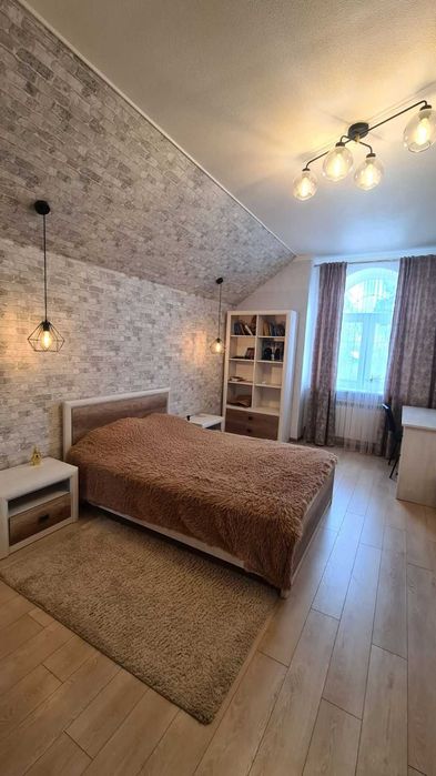 Статний якісний цегляний будинок в центрі міста Бровари