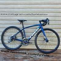 28 TREK DOMANE AL 2 НА ОСЯХ  Вилка CARBON. Shimano Claris. Disc Рама S