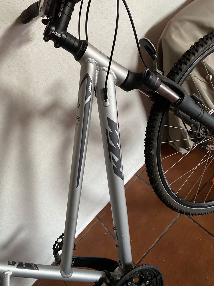 Bicicleta KTM com conta-quilómetros incluído