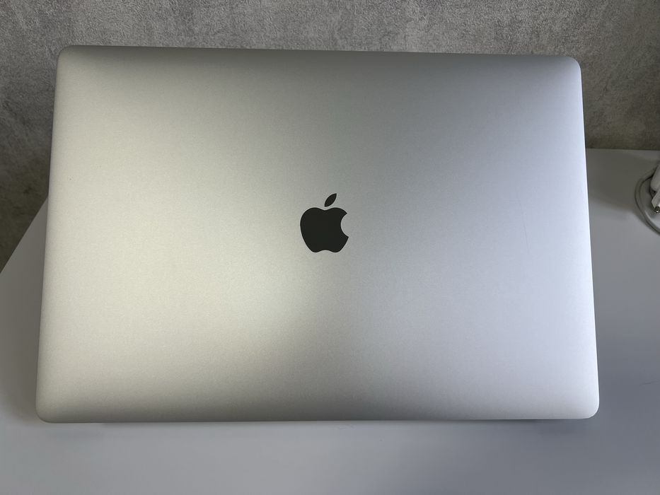 MacBook Pro 15 2019 32/512gb. i9, Radeon Pro Vega 20. 11 циклов акб.