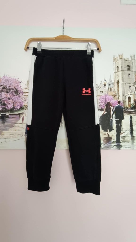 Dresowe, bawełniane spodnie Under Armour dla chłopca 4/5 lat