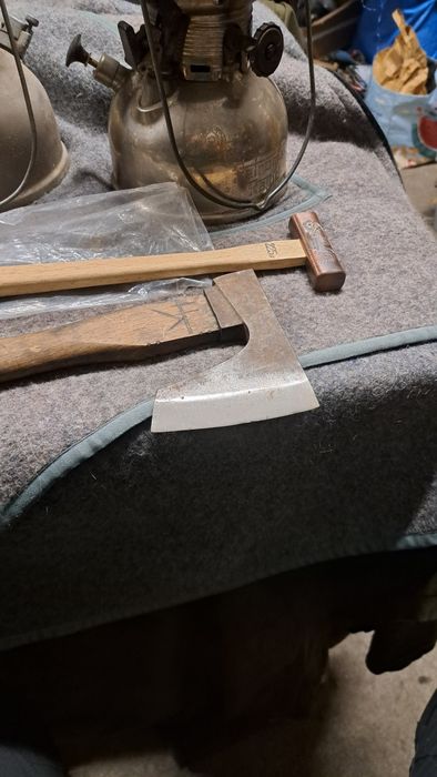 Japoński toporek ciesielski i młotek z brązu.