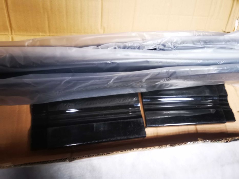 Listwy progowe do auta KIMISS Universal 2,2 m progi dolne czerń błysk