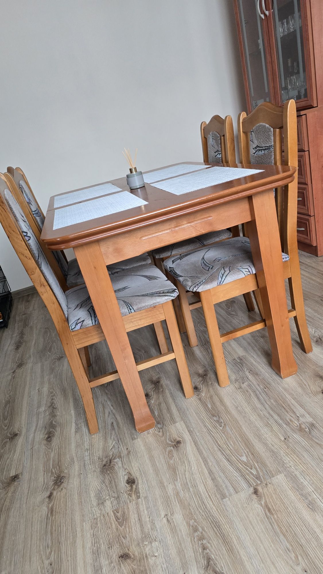 Stół drewniany, rozkładany + 4 krzesła